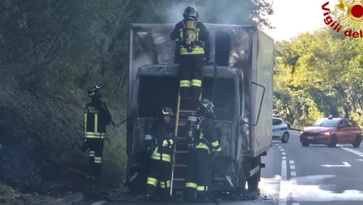 Camion avvolto dalle fiamme: autista in ospedale, strada chiusa in entrambi i sensi - 