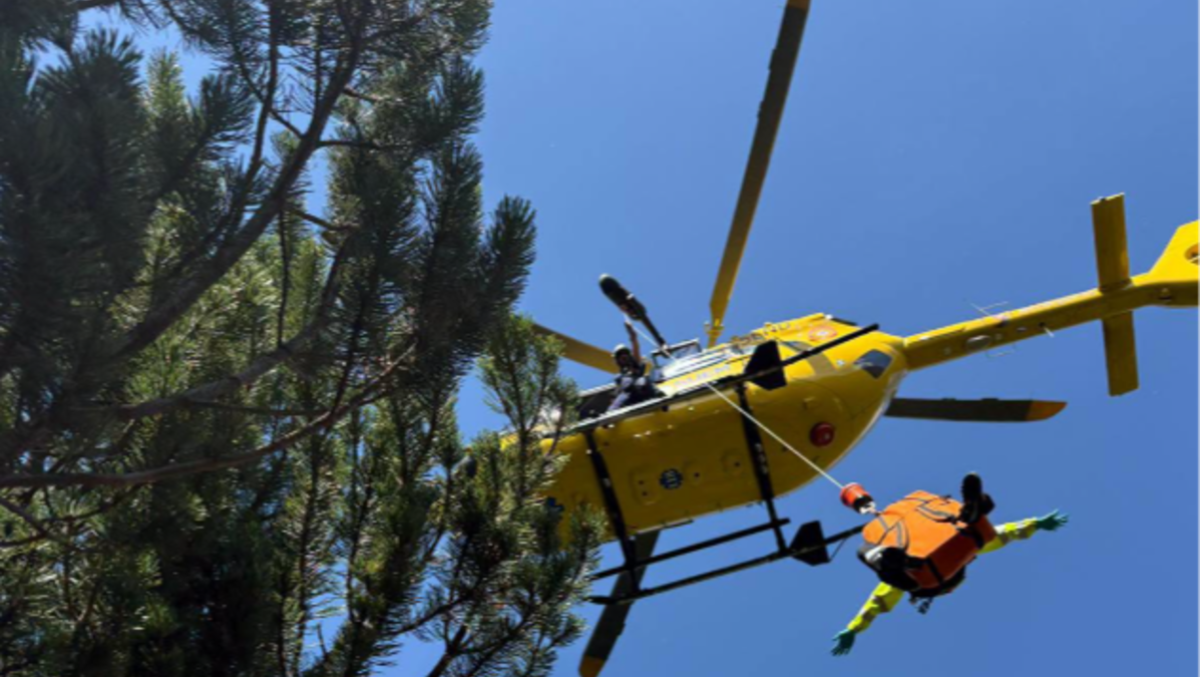Precipita per oltre 20 metri sul Monte Pelmo: 29enne si aggrappa alla roccia - 