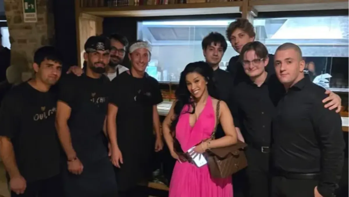 Una cena come tante a Trieste, poi entra lei: Cardi B - 