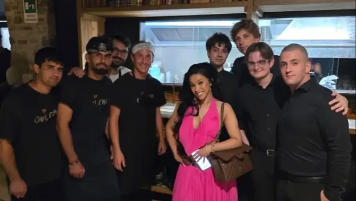 Trieste, cena a sorpresa in città: Cardi B immortalata in un ristorante