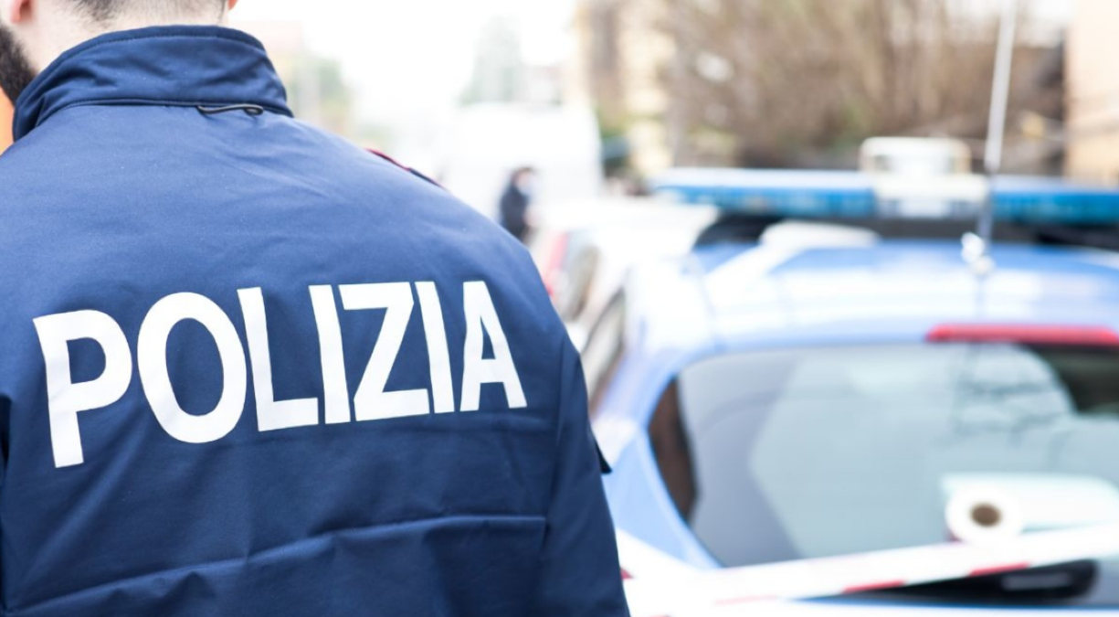 «Una firma e una donazione per i sordomuti»: poi arriva la Polizia e scopre la truffa - 