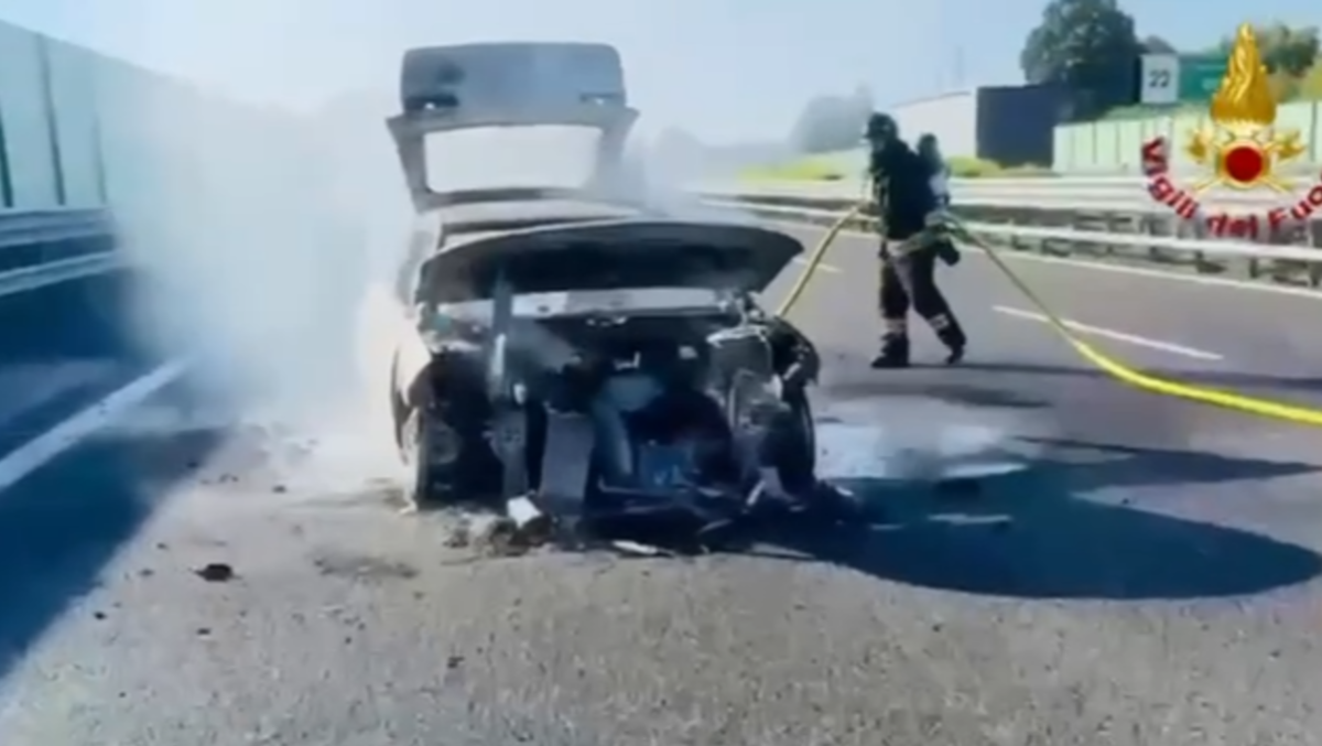 Auto in fiamme sull’A27, autostrada chiusa durante i soccorsi - 