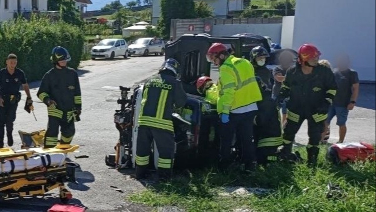 Violento scontro sulla Regionale: microcar finisce su un fianco, conducente intrappolato - 
