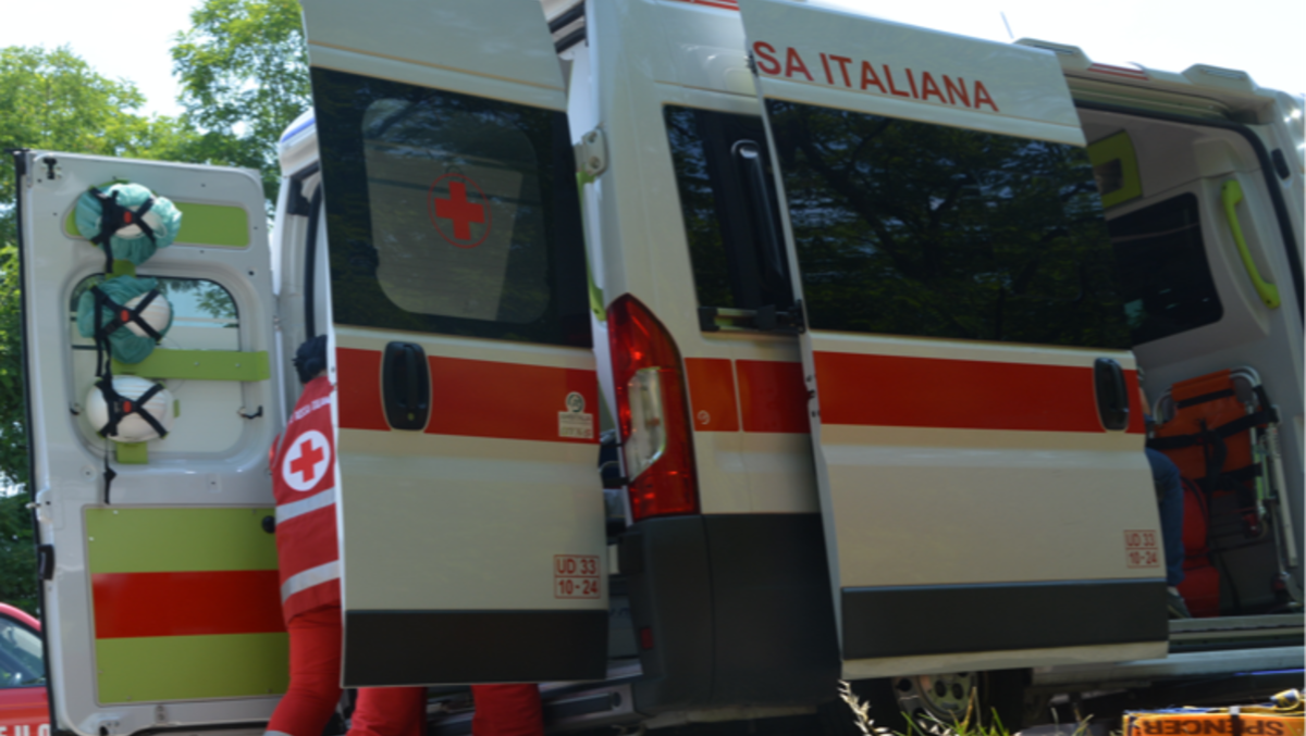 Operaio tocca il quadro elettrico industriale e viene investito da una scarica - 