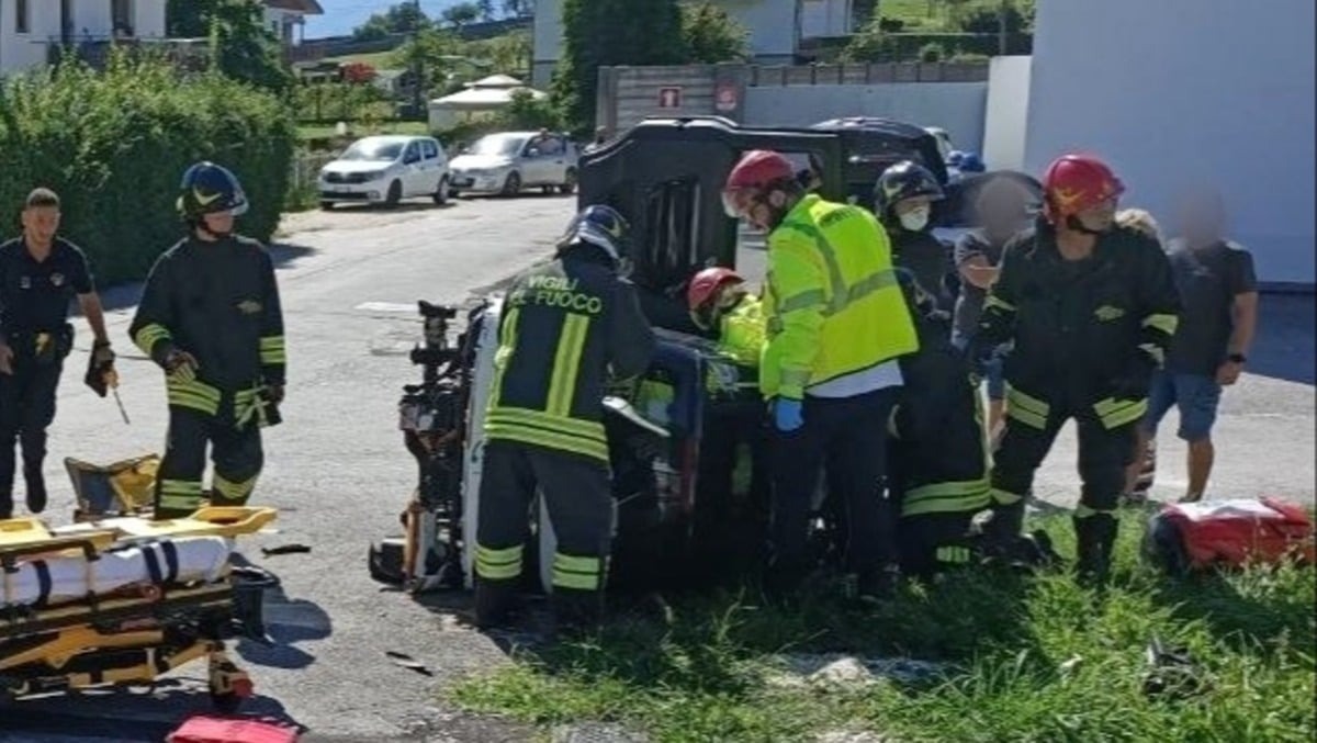 Belluno, incidente in via Agordo: microcar rovesciata dopo l'urto con una moto - 