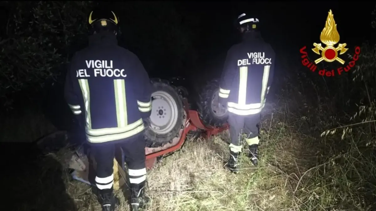Porta 3 amici a fare un giro sul trattore, poi il mezzo si ribalta nel canale: morto 23enne - 