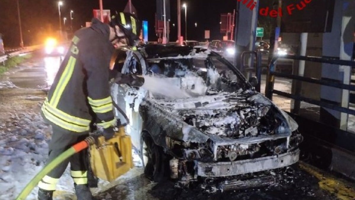 Boara Pisani, vettura in fiamme all’uscita dell’A13: salvi i due passeggeri - 
