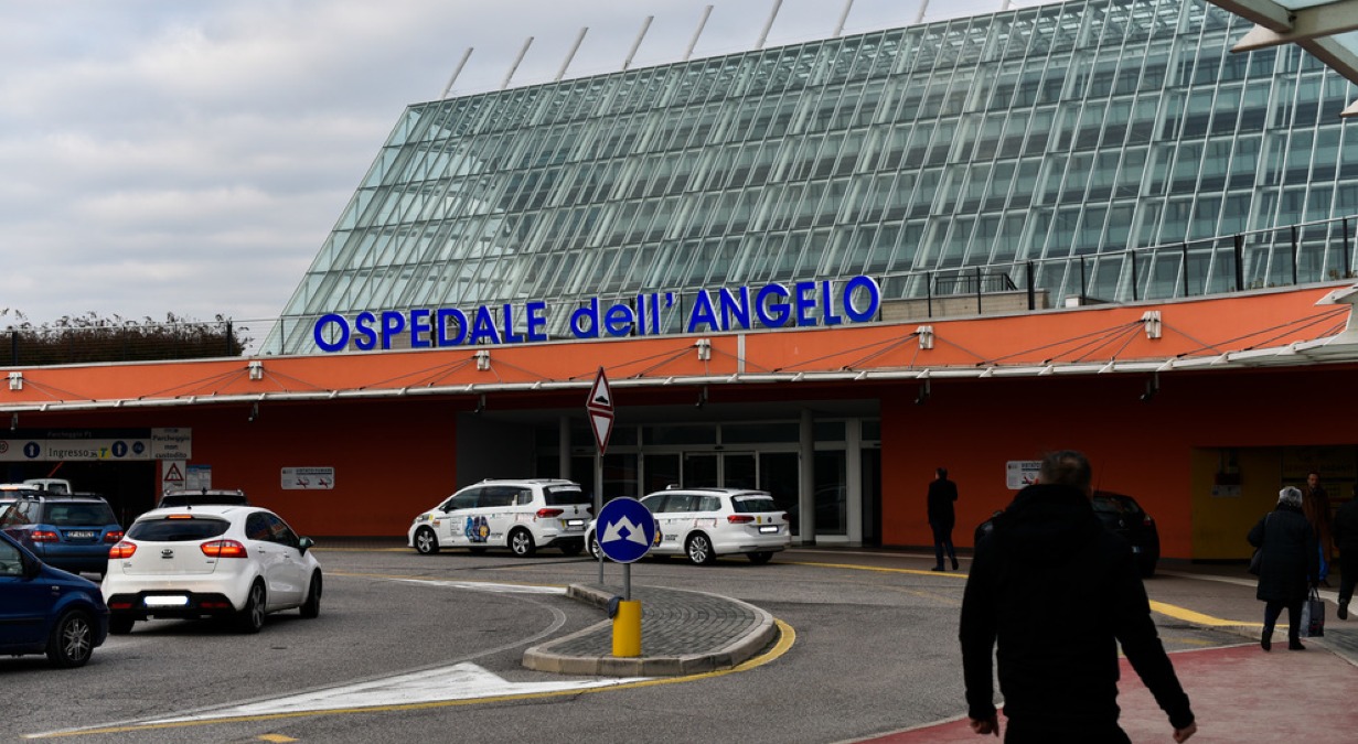 Muore il parente, devasta l’ospedale e picchia un anestesista: arrestata