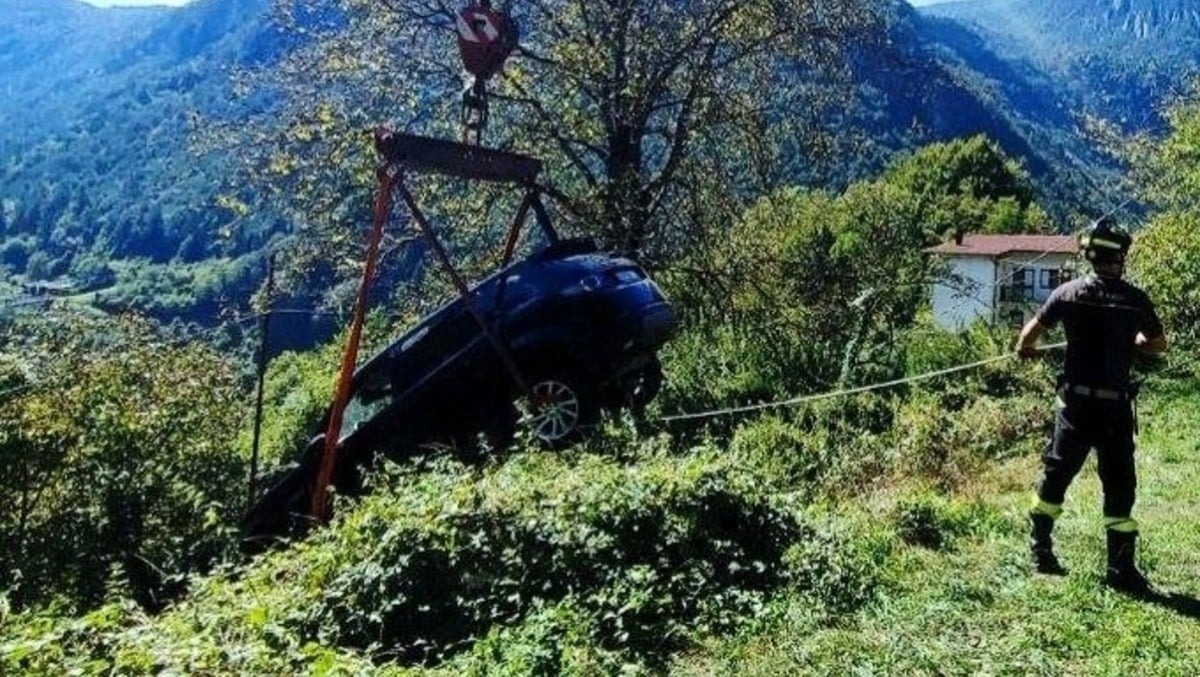 Perarolo di Cadore, auto giù dalla strada per decine di metri: illesi i due occupanti - 