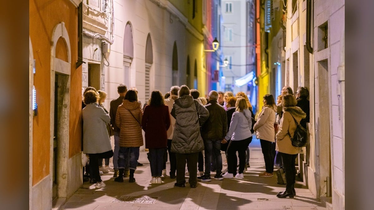 Trieste, passeggiata serale in Cavana: il 10 settembre torna il viaggio tra storie, scrittori e angoli nascosti - 