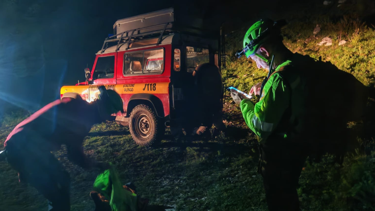 Sbagliano strada e precipitano nel canalone: notte da incubo in montagna tra incidenti e dispersi - 