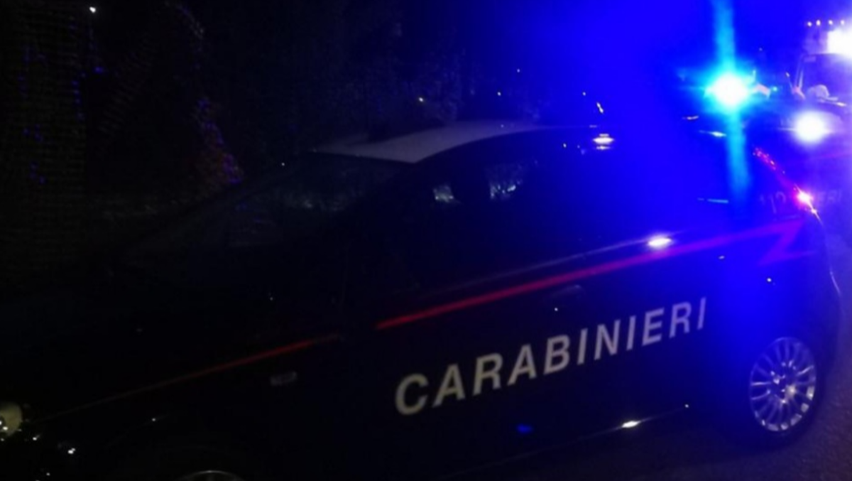 Gli ordina di consegnare i soldi, ma il 63enne riesce a fuggire: arrestato un 23enne