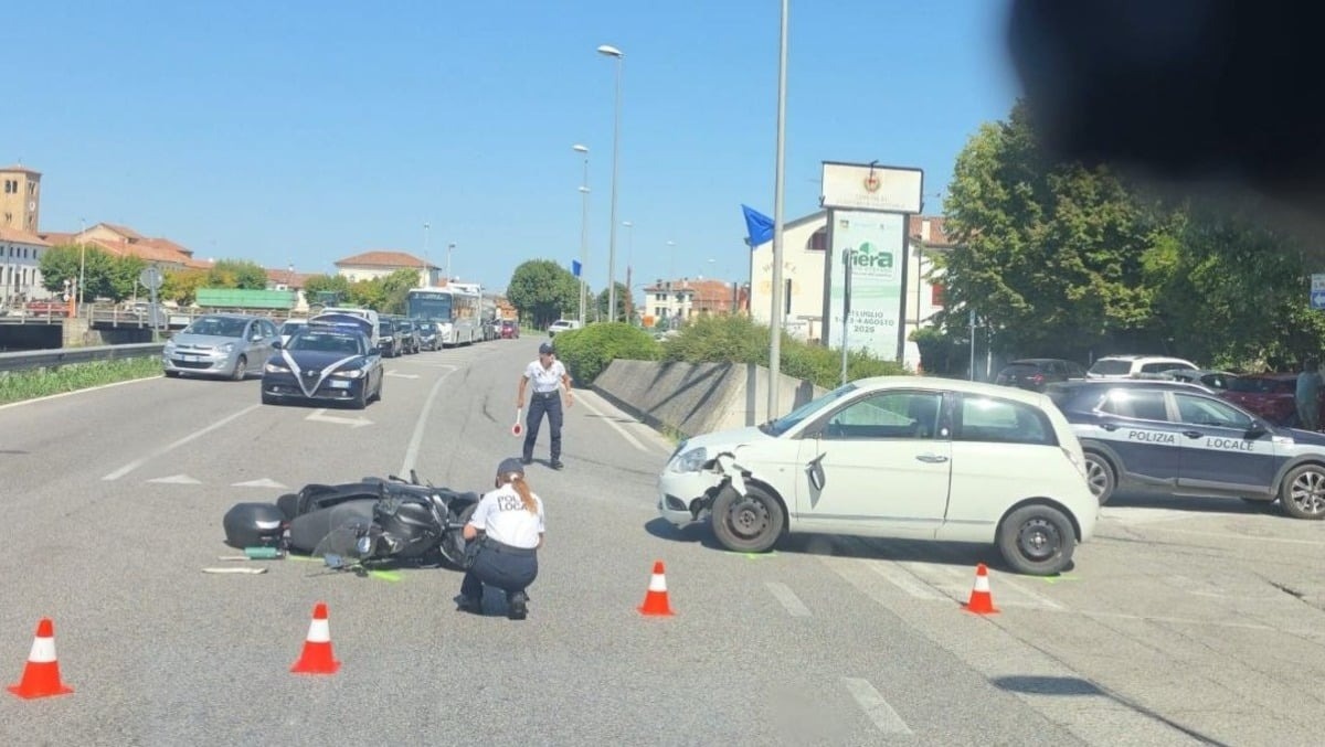 Concordia Sagittaria, viabilità in tilt all’uscita da scuola: scontro tra un’auto e uno scooter - 