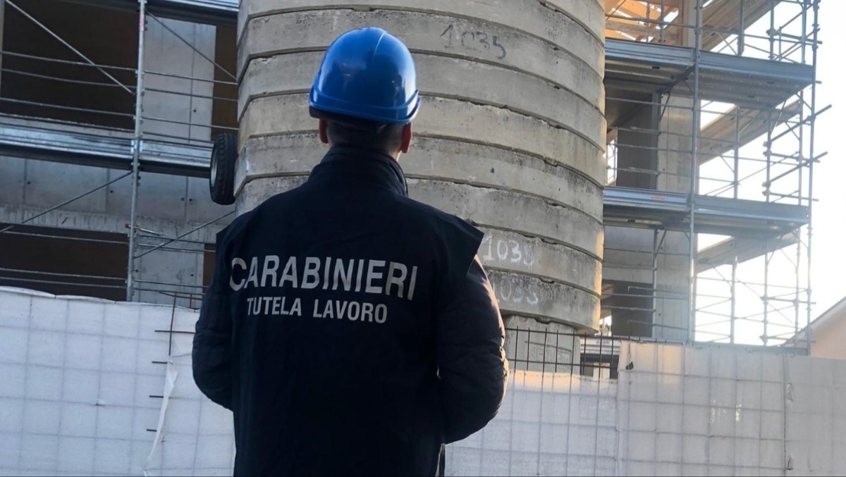 Lavoratori in nero e cantieri senza sicurezza: 15 aziende nei guai, sanzioni per 190mila euro - 