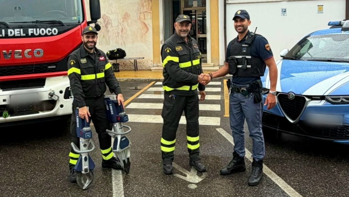 Forzano l’autopompa dei Vigili del fuoco e rubano strumenti salvavita da 30mila euro - 