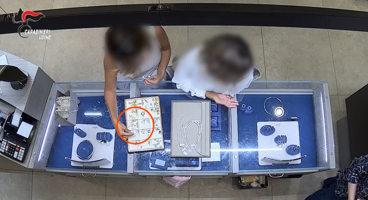 Parrucche, occhiali e una tasca segreta: rubano mezzo chilo d’oro in una gioielleria di Udine | VIDEO - 