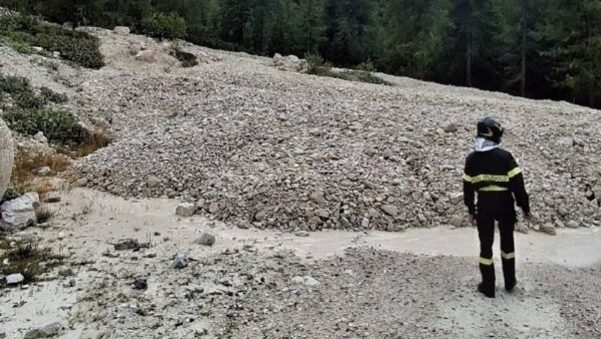 Passo Staulanza, frana invade parcheggio e strada: squadre e cinofili sul posto - 