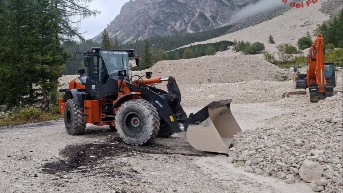 Maltempo nel Bellunese, alberi sulle strade e allagamenti. Frana al Passo Staulanza - 