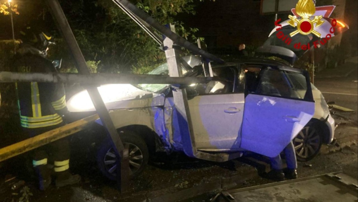 Auto esce di strada e si schianta, abbattuti diversi cartelli: tre persone a bordo - 
