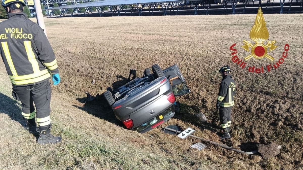 Incidente sulla Provinciale, auto ribaltata a bordo strada: ferita una donna - 