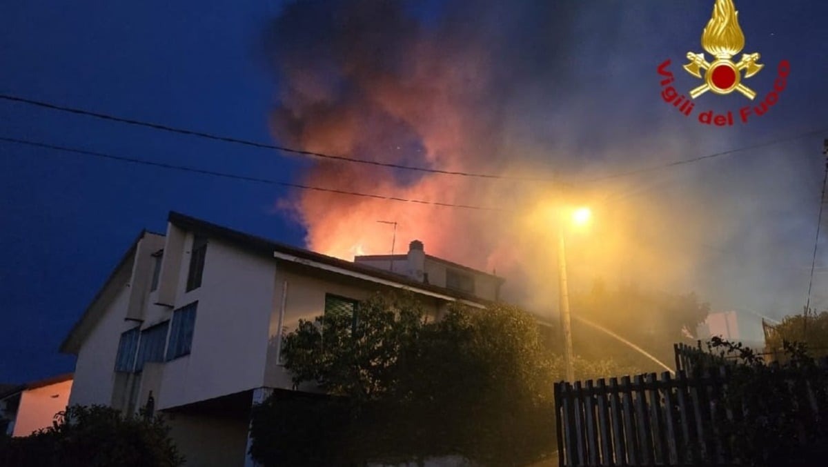 Incendio in uno stabile di Trieste, un residente recuperato dall’appartamento in fiamme