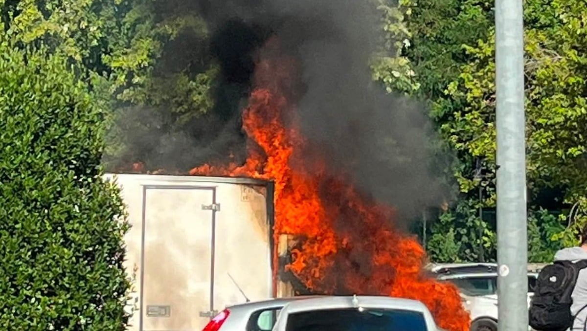 Cervignano, incendio in un parcheggio del Mesol: brucia un furgone - Foto Luca Furios