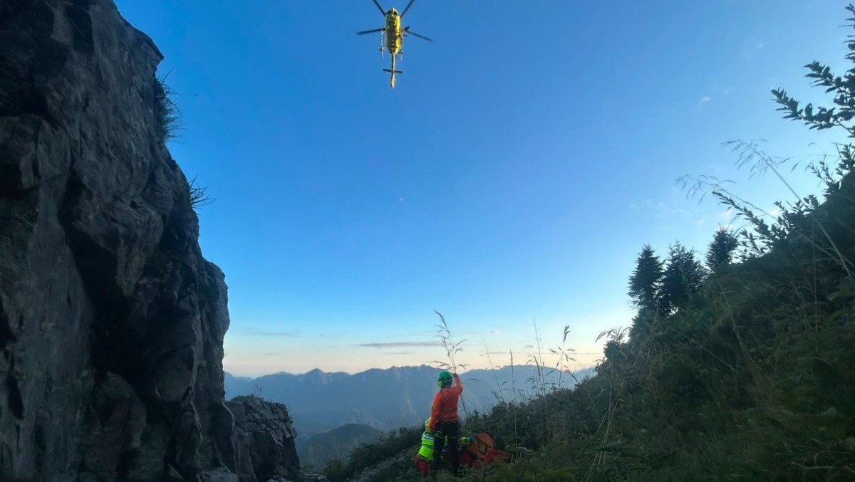 Ruzzola per 30 metri sul Monte Arvenis: escursionista ferito, interviene l’elicottero - 