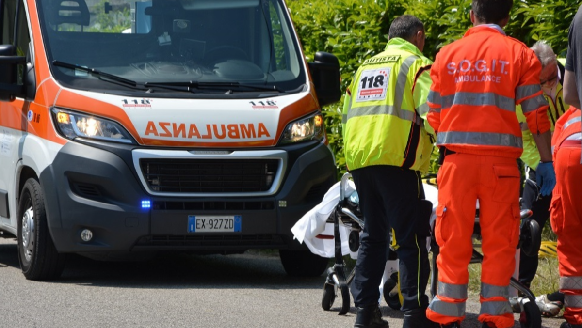 Esce sul terrazzo e precipita: i passanti chiamano aiuto, 52enne gravissimo - 