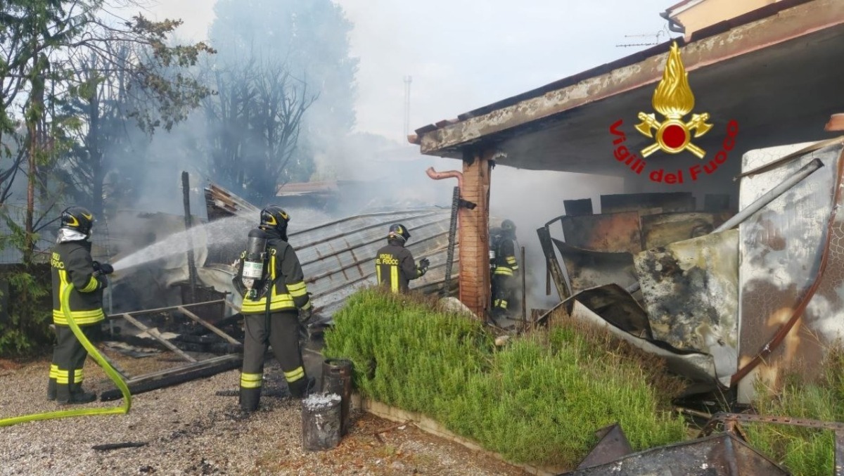Fiamme all’esterno di un ristorante, densa colonna di fumo: sette squadre in azione - 