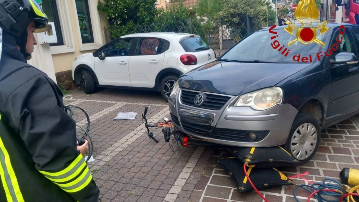 Scontro tra auto e bici, ciclista finisce sotto il mezzo e rimane intrappolato - 