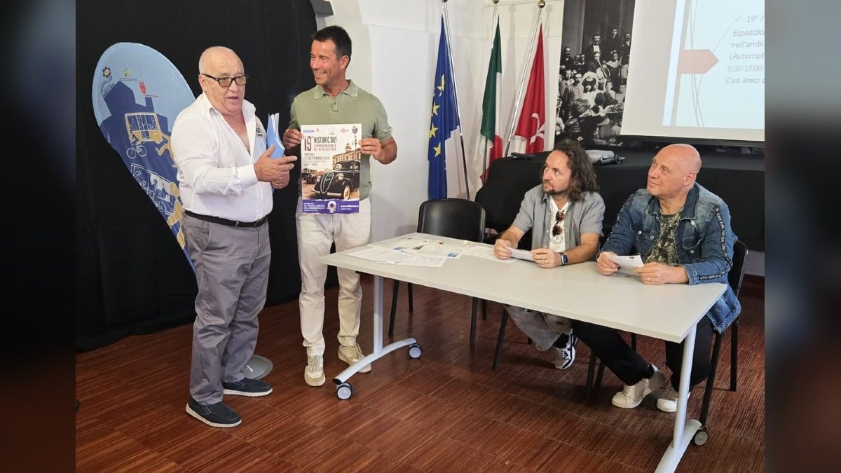 Trieste, in Piazza della Borsa una domenica tra motori storici e raccolta fondi per il Burlo - 