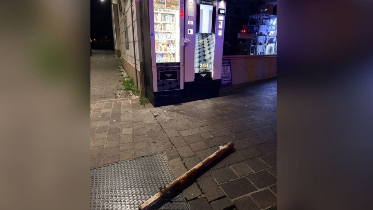 Pordenone, assalto con un tubo al distributore H24: due stranieri bloccati con la refurtiva - 