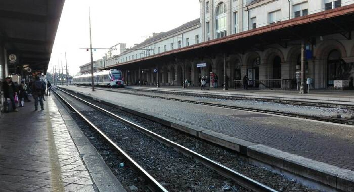 Paura in stazione: tenta di salire sul treno, ma la mano rimane bloccata nella porta - 