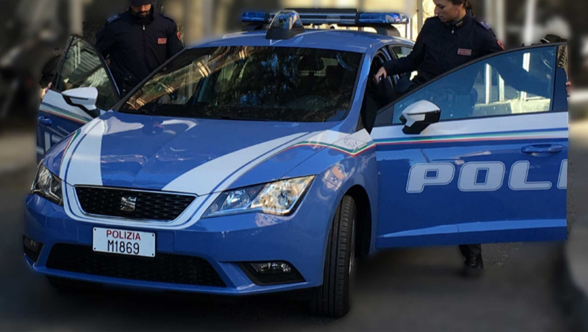 Chiede aiuto con un messaggio: la polizia raggiunge e salva una ragazza di 18 anni - 