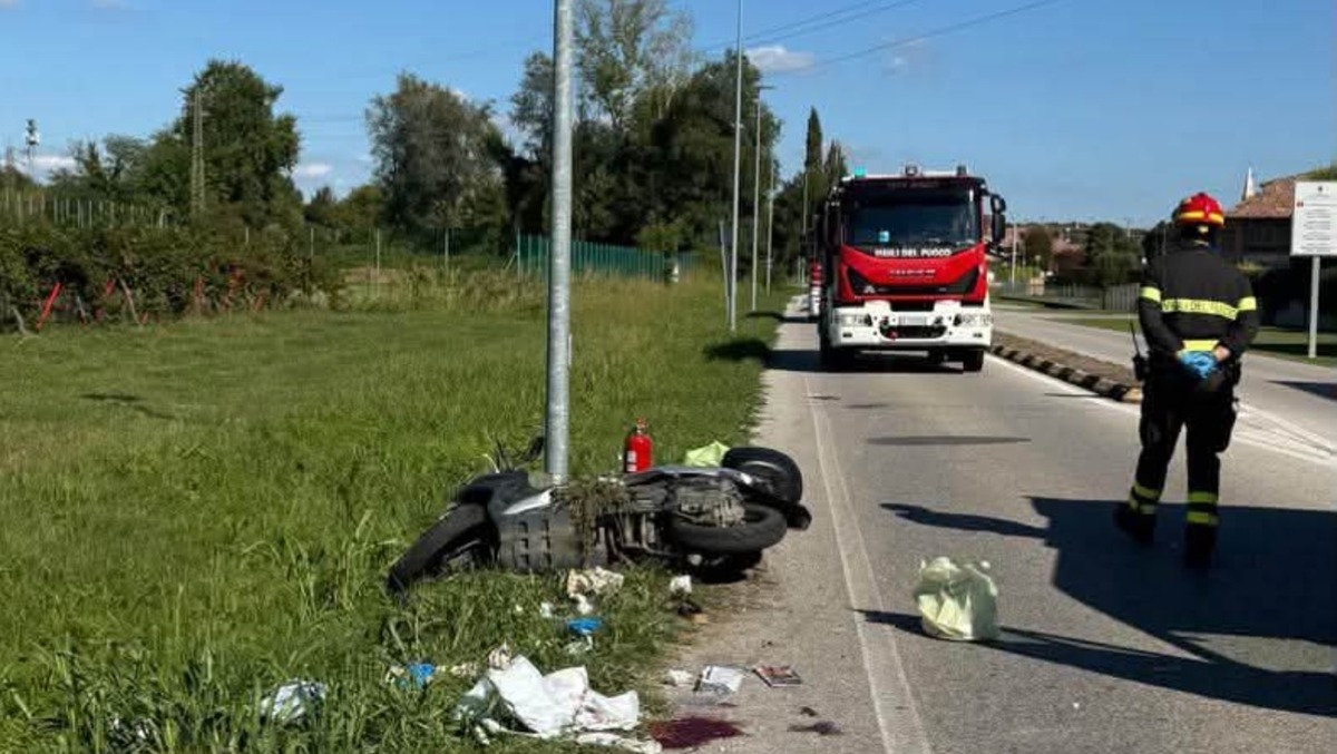 Scontro tra auto e ciclomotore a San Vito: 88enne portata in ospedale in codice rosso - 
