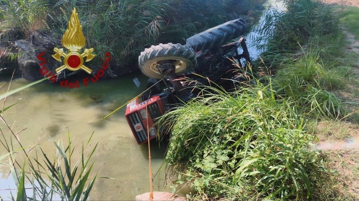 Fiesso Umbertiano, trattore finisce in un canale: anziano soccorso in via Borsetto - 