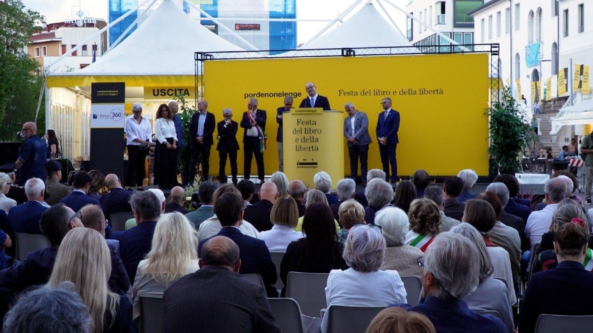 Pordenonelegge apre la sua settimana: città in vetrina tra libri, lavoro e l’orizzonte del 2027 - 
