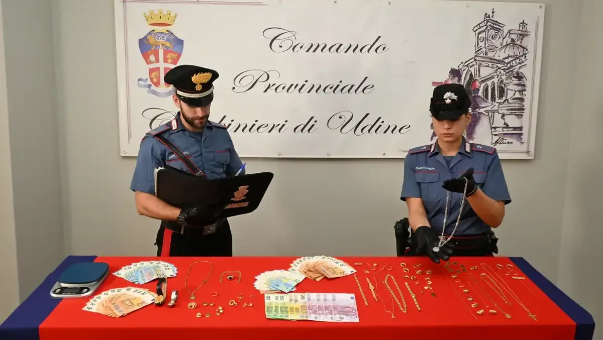Porta via i preziosi a un’82enne a Udine: esce dalla casa e si trova davanti i carabinieri - 