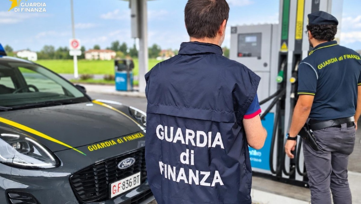 Il trucco delle doppie strisciate per gonfiare i rimborsi: maxi frode sui carburanti in Fvg - 