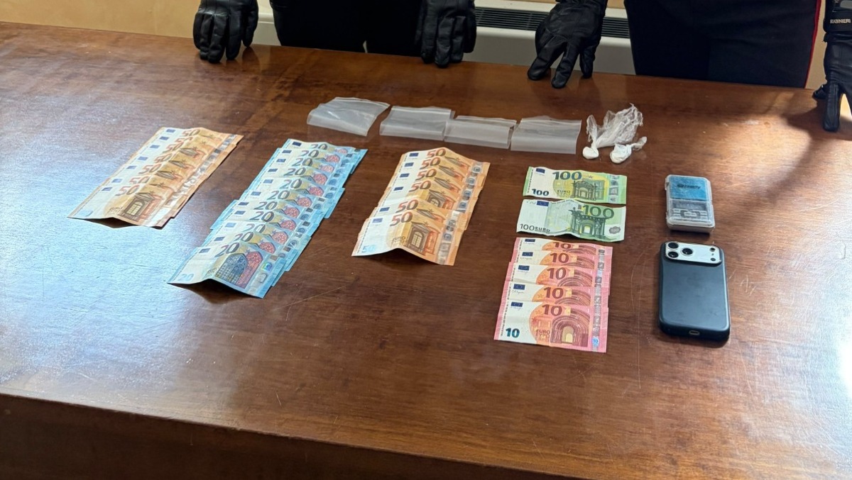 Droga e contanti durante il controllo dei carabinieri: nei guai un giovane di Gemona