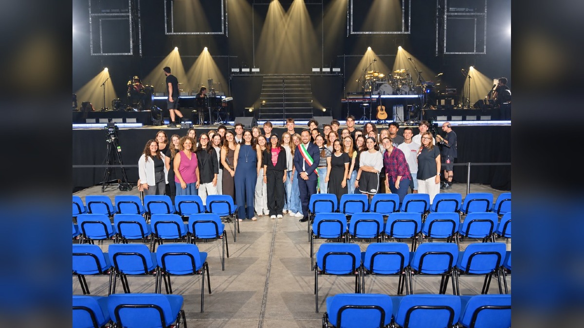 Jesolo, ai neodiciottenni copia della Costituzione e incontro con Giorgia prima del concerto - 