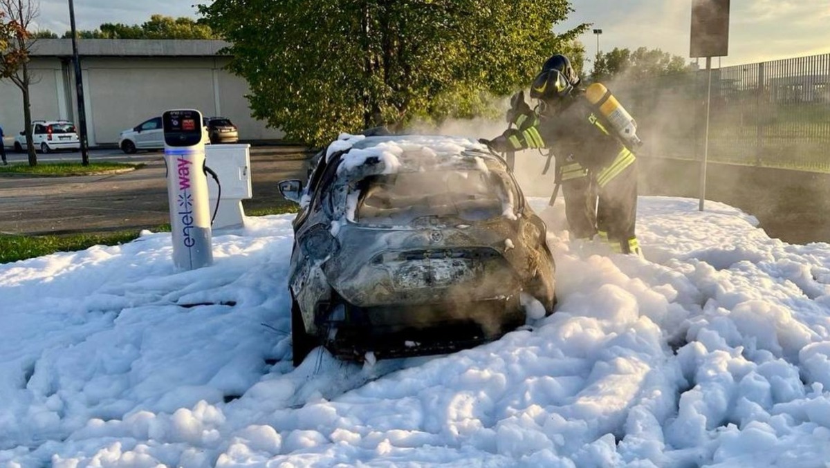 Auto elettrica brucia durante la ricarica, l'incendio nel parcheggio del centro commerciale - 