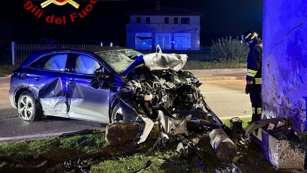 Esce di strada e si schianta contro la chiesetta: soccorsi nella notte 