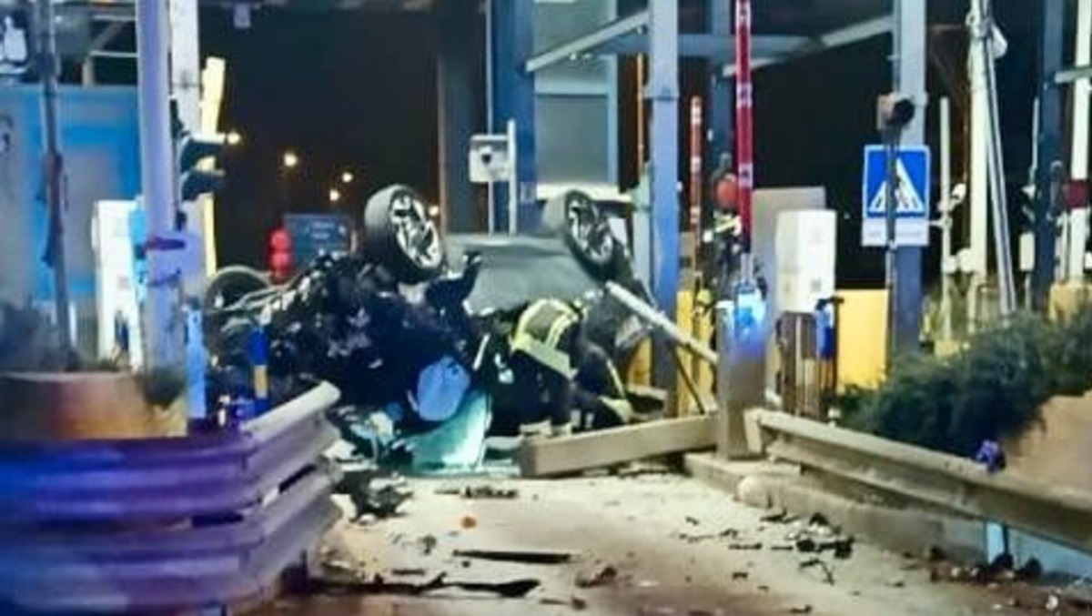 Schianto nella notte alla barriera A4 di Portogruaro: auto contro il guardrail - 