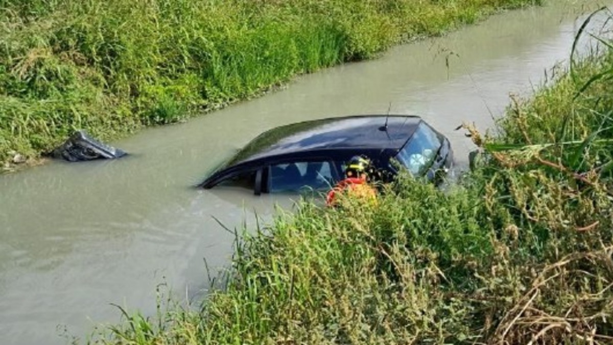 Due auto si scontrano, una finisce nel canale: famiglia soccorsa - 