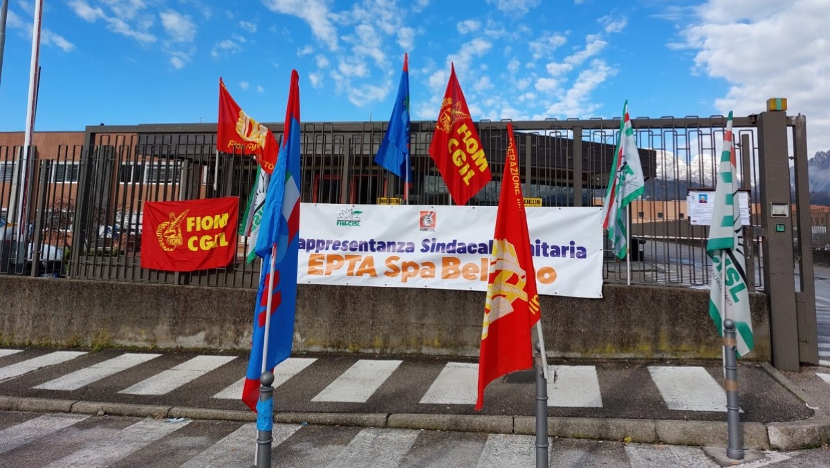 Rientra tardi per assistere la madre malata e viene licenziata: scoppia la protesta