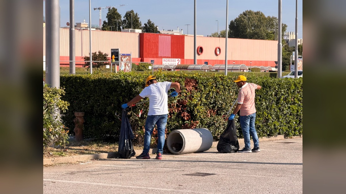 Padova, raccolta rifiuti in zona Stanga: volontari in campo tra via Venezia e via Donà - 
