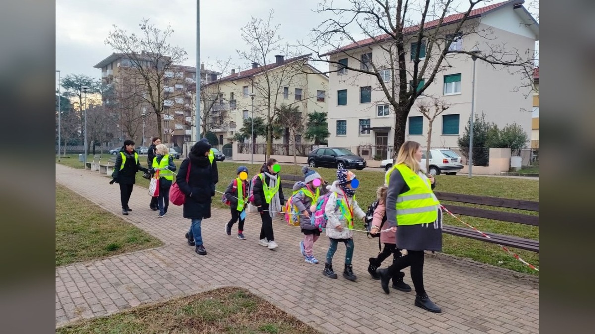 Pedibus a Pordenone, si cercano volontari per accompagnare i bambini a scuola nel 2026/27 - 