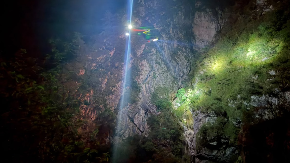 Cade e resta intrappolato sopra un salto di roccia: runner salvato con l’elicottero - 