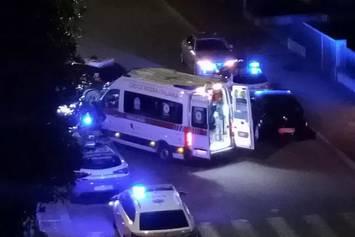 Omicidio nella notte: la lite in strada, le coltellate e la morte in ospedale - I soccorsi sul posto (ANSA)